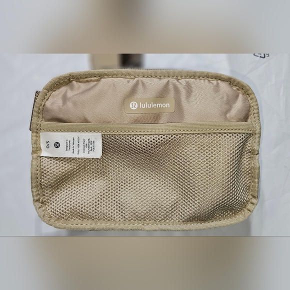 SOLD ON ANOTHER SITE- NWOT Lululemon belt bag trench/white opal - Picture 3 of 5